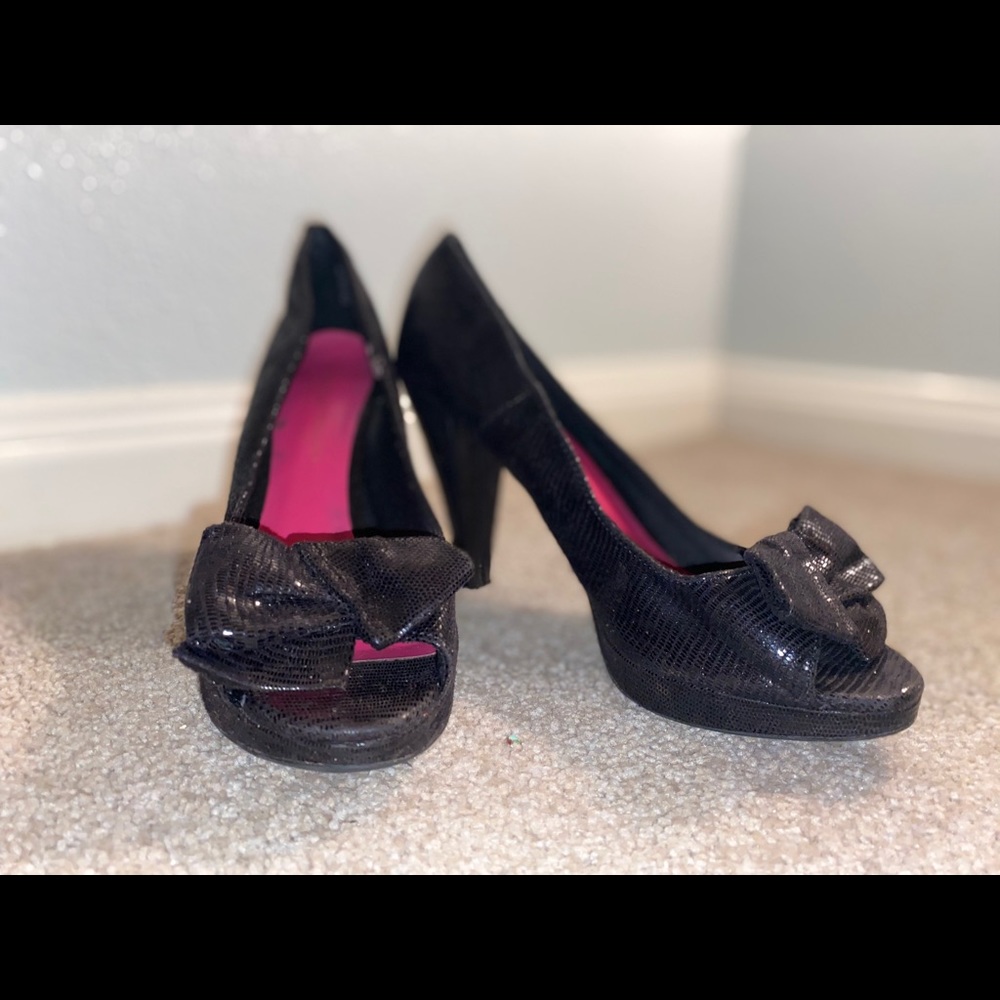 SHINY BLACK BOW TIE HEELS